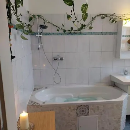 Schoene Helle Mit Whirlpoolbadewanne Apartmán *