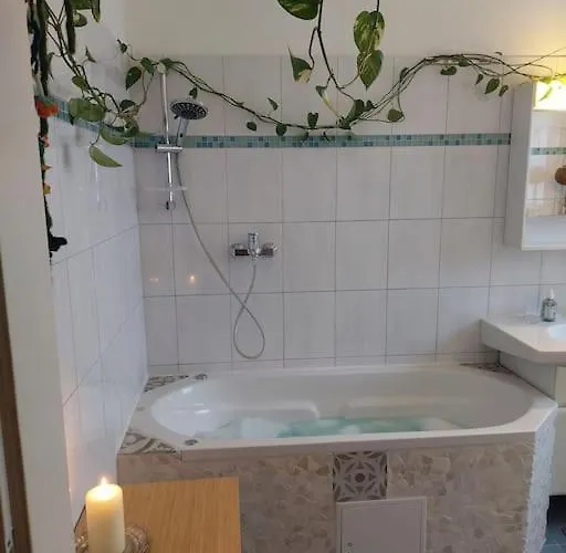 Schoene Helle Mit Whirlpoolbadewanne Appartement *